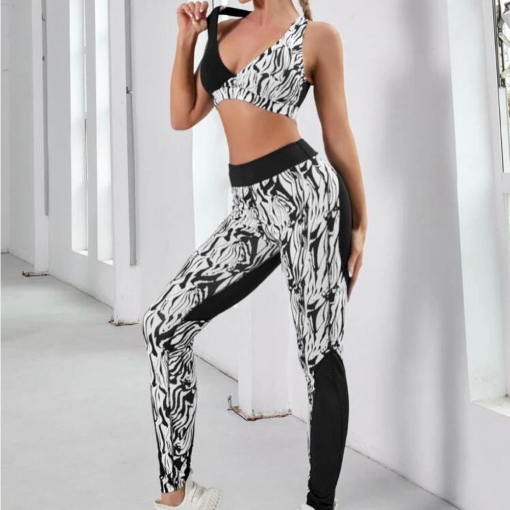 Spliced Criss Cross Back Sports Bra With Leggings